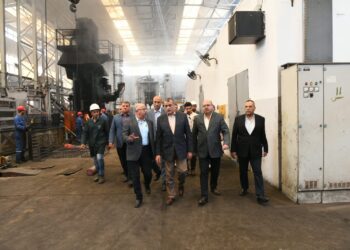 الإنتاج الحربى : خطة شاملة لرفع كفاءة مصنع 99 السبت، ٥ يوليو / تموز ٢٠٢٥ تفقد المهندس محمد صلاح الدين مصطفى، وزير الدولة للإنتاج الحربي، شركة حلوان للصناعات الهندسية مصنع 99 الحربي ، للاطلاع على سير العمل ومتابعة الموقف التنفيذى للمشروعات التى تنفذها الشركة. وأكد الوزير خلال الجولة أن القيادة السياسية تولى اهتمامًا بالغًا بملف الصناعة، مشيرًا إلى توجيهات الرئيس عبد الفتاح السيسى المستمرة بضرورة توطين تكنولوجيات التصنيع الحديثة، وزيادة نسبة المكون المحلي، بما يعزز القيمة المضافة للاقتصاد الوطني، ويرفع من كفاءة العملية الإنتاجية فى مؤسسات الإنتاج الحربي. واستعرض المهندس أحمد شكري، رئيس مجلس إدارة شركة حلوان للصناعات الهندسية، أمام الوزير موقف الإنتاج وخطط التسويق والمخزون ومستلزمات الإنتاج، إلى جانب أعمال الصيانة، وإجراءات الأمن الصناعي، ومدى الالتزام بالجداول الزمنية المحددة للمشروعات، فضلاً عن الجهود المبذولة فى إطار خطط التطوير الشاملة. واستمع الوزير إلى آراء ومقترحات عدد من العاملين، مشيدًا بحرصهم على مواصلة العمل رغم التحديات، وحثهم على بذل المزيد من الجهد، مشددًا على ضرورة إزالة أى عقبات تواجه سير العملية الإنتاجية، وتوفير مناخ عمل ملائم يساهم فى رفع الكفاءة وتحقيق مستهدفات الشركة. كما وجّه الوزير بضرورة الاستغلال الأمثل للموارد المتاحة، وتطبيق معايير الجودة والحوكمة وترشيد المصروفات، مع الالتزام الصارم بمواعيد تنفيذ المشروعات، والحرص على توفير بيئة عمل آمنة من خلال الالتزام بارتداء مهمات السلامة الصناعية واتباع تعليمات الصحة المهنية، حفاظًا على سلامة العاملين والممتلكات.