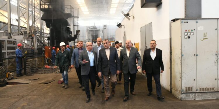 الإنتاج الحربى : خطة شاملة لرفع كفاءة مصنع 99 السبت، ٥ يوليو / تموز ٢٠٢٥ تفقد المهندس محمد صلاح الدين مصطفى، وزير الدولة للإنتاج الحربي، شركة حلوان للصناعات الهندسية مصنع 99 الحربي ، للاطلاع على سير العمل ومتابعة الموقف التنفيذى للمشروعات التى تنفذها الشركة. وأكد الوزير خلال الجولة أن القيادة السياسية تولى اهتمامًا بالغًا بملف الصناعة، مشيرًا إلى توجيهات الرئيس عبد الفتاح السيسى المستمرة بضرورة توطين تكنولوجيات التصنيع الحديثة، وزيادة نسبة المكون المحلي، بما يعزز القيمة المضافة للاقتصاد الوطني، ويرفع من كفاءة العملية الإنتاجية فى مؤسسات الإنتاج الحربي. واستعرض المهندس أحمد شكري، رئيس مجلس إدارة شركة حلوان للصناعات الهندسية، أمام الوزير موقف الإنتاج وخطط التسويق والمخزون ومستلزمات الإنتاج، إلى جانب أعمال الصيانة، وإجراءات الأمن الصناعي، ومدى الالتزام بالجداول الزمنية المحددة للمشروعات، فضلاً عن الجهود المبذولة فى إطار خطط التطوير الشاملة. واستمع الوزير إلى آراء ومقترحات عدد من العاملين، مشيدًا بحرصهم على مواصلة العمل رغم التحديات، وحثهم على بذل المزيد من الجهد، مشددًا على ضرورة إزالة أى عقبات تواجه سير العملية الإنتاجية، وتوفير مناخ عمل ملائم يساهم فى رفع الكفاءة وتحقيق مستهدفات الشركة. كما وجّه الوزير بضرورة الاستغلال الأمثل للموارد المتاحة، وتطبيق معايير الجودة والحوكمة وترشيد المصروفات، مع الالتزام الصارم بمواعيد تنفيذ المشروعات، والحرص على توفير بيئة عمل آمنة من خلال الالتزام بارتداء مهمات السلامة الصناعية واتباع تعليمات الصحة المهنية، حفاظًا على سلامة العاملين والممتلكات.