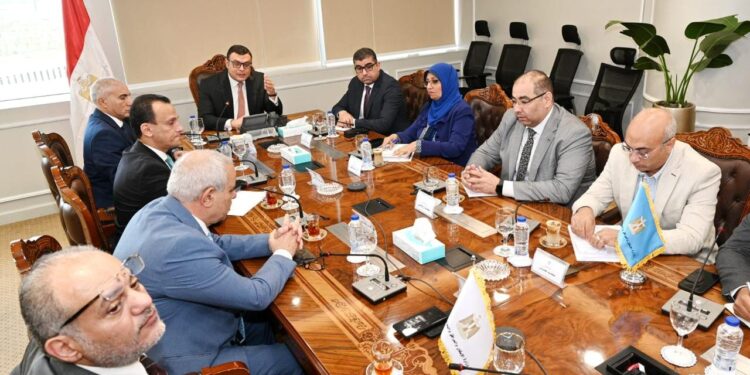 وزير الإسكان يبحث مع "توريك" مستجدات مشروعات الشراكة وخطط التسويق في المدن الجديدة