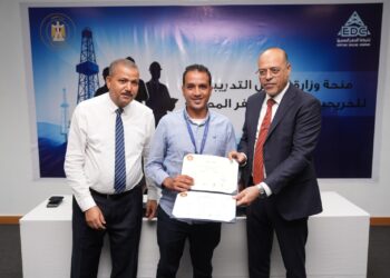 تدريب مجاني يؤهل شباب مصر لصناعة البترول.. ووزير العمل يُسلم شهادات أول دفعة من الخريجين