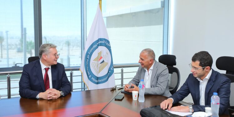 "السويدي" والبترول يبحثان انطلاقة صناعات الفوسفات في العين السخنة