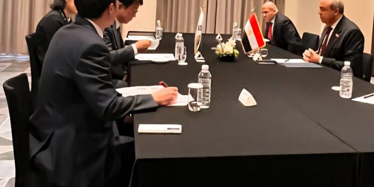 وزير الطيران يبحث في كوريا فرص التعاون لتطوير المطارات وتطبيق الحلول الذكية