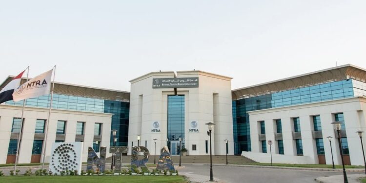 “تنظيم الاتصالات”: استمرار إعفاء هاتف محمول بصحبة الراكب.. ووقف الأجهزة المخالفة بعد ضبط تلاعب بـ13 ألف جهاز