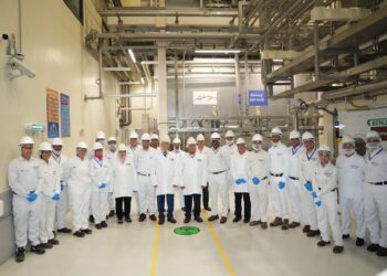 بالصور .. وزير الصناعة يتفقد خطوط الإنتاج بمصنع مارس .. وخطة لتعزيز التعاون الصناعي وزيادة الصادرات