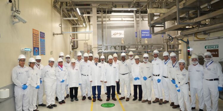 بالصور .. وزير الصناعة يتفقد خطوط الإنتاج بمصنع مارس .. وخطة لتعزيز التعاون الصناعي وزيادة الصادرات