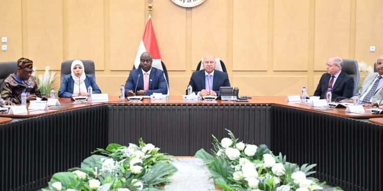 مصر وسيراليون تبحثان تعزيز التعاون في قطاعات النقل والبنية التحتية