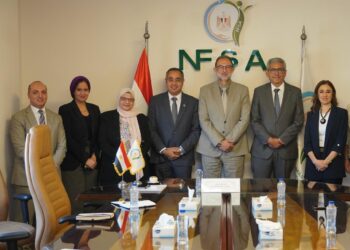 رئيس “سلامة الغذاء” يبحث مع وفد “الجامعة الأمريكية” إطلاق برامج تدريب متخصصة