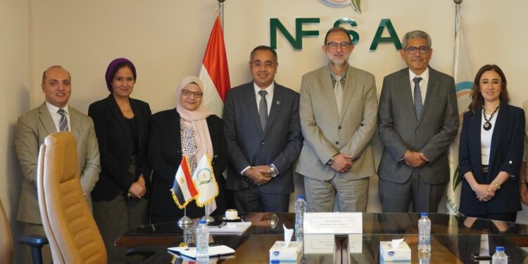 رئيس “سلامة الغذاء” يبحث مع وفد “الجامعة الأمريكية” إطلاق برامج تدريب متخصصة