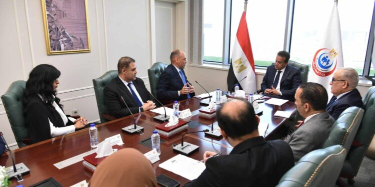 مباحثات بين «الصحة» و «جونسون آند جونسون» لدعم التعليم الطبي والتأمين الصحي