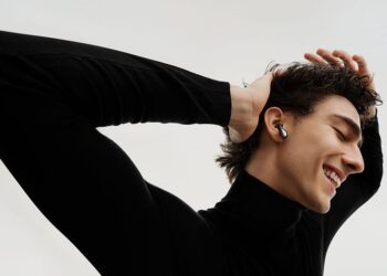 Huawei تطلق FreeBuds 6 بتقنية مبتكرة لإجراء المكالمات في أقصى البيئات ضوضاءً