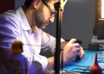 محمود قناطي.. أول صانع ساعات عربي يحصل على اعتماد FHH وWOSTEP