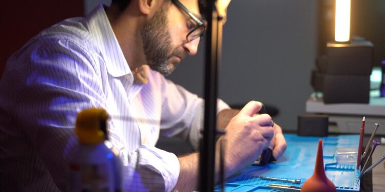 محمود قناطي.. أول صانع ساعات عربي يحصل على اعتماد FHH وWOSTEP