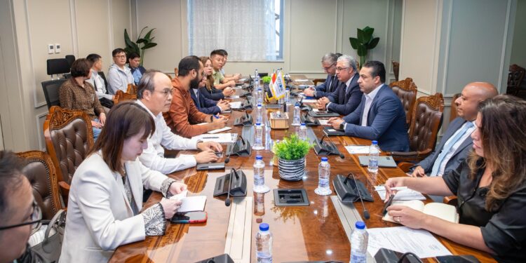 رئيس اقتصادية قناة السويس يستقبل وفدًا تجاريًا صينيًا رفيع المستوى من عدة مقاطعات يضم الاتحاد الوطني للمنسوجات