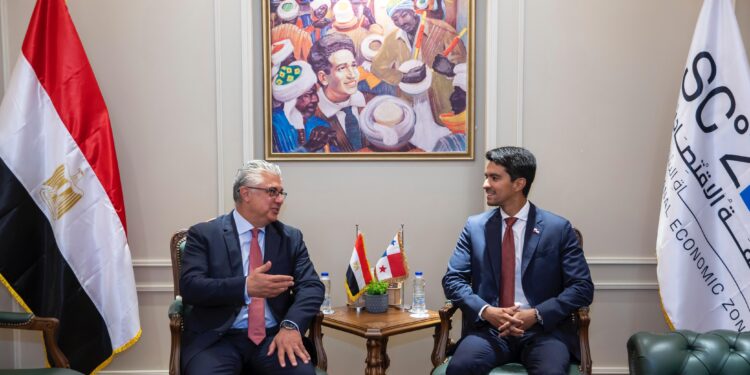 رئيس اقتصادية قناة السويس يبحث التعاون مع سفير بنما في مجالات النقل البحري واللوجستيات