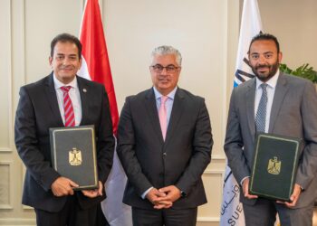 باستثمارات 970 مليون جنيه.. رئيس اقتصادية قناة السويس يشهد توقيع عقد مشروع شركة “CWA” للمنسوجات بالمنطقة الصناعية بالسخنة