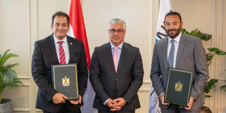 باستثمارات 970 مليون جنيه.. رئيس اقتصادية قناة السويس يشهد توقيع عقد مشروع شركة “CWA” للمنسوجات بالمنطقة الصناعية بالسخنة