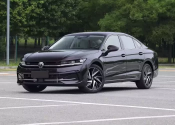 "فولكس فاجن" تخفض توقعاتها المالية لعام 2025 بسبب ارتفاع التكاليف الجمركية وتحديات الأسواق العالمية