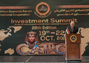 خلال الملتقى الاقتصادي العربي الإفريقي :  حرص اتحاد الجامعات عربية على  الاشتراك فى قمة الاستثمار العربي الإفريقي والتعاون الدولى ..19 أكتوبر   ___ كتب.  قدم الدكتور عمرو عزت سلامة الأمين العام لاتحاد الجامعات العربية ،  التهنئة للشعب المصرى بمناسبة 30 يونيو واصفا أنها كانت ثورة شعبية متميزة عشناها وشاركنا فيها معظمنا من ضمن 33 مليون مواطن.  و فى كلمته ، تحدث د. سلامة ،  حول متابعة مجهودات د. هدي يسى رئيس اتحاد المستثمرات العرب منذ عام 2005 ، موضحا الحرص على  المشاركة فى أنشطة كثيرة للاتحاد  بقدر المستطاع ومنها  مؤتمر  للتنمية السياحية الذى  نظمه الاتحاد   مؤخرا وكان تجمع  مميز  فى الأردن. جاء ذلك  خلال ،  فعاليات الملتقى الاقتصادي  ، الذى نظمه اتحاد المستثمرات العرب ولجنة رجال الأعمال، برئاسة  د. هدى يسى ،   فى إطار الإعداد لقمة الاستثمار العربي الإفريقي والتعاون الدولى .."تنمية مستدامة " ، المنعقدة خلال الفترة من 19 إلى 22  أكتوبر المقبل بالقاهرة عاصمة جمهورية مصر العربية دولة مقر الاتحاد .    واشار  د. عمرو سلامة الى وجود بروتوكول تعاون مشترك بين اتحاد الجامعات العربية   و المستثمرات العرب موضحا ،  أهمية الجامعات فى تحقيق   التعاون المشترك نحوتنمية تعليمية مستدامة  و تنمية اقتصادية مستدامة والابتكار وريادة الأعمال  وقال  سلامة ، أن تحقيق أهداف التنمية  المستدامة البالغة 17 هدف و منهم الهدف  الرابع الخاص بالتعليم ، لايمكن تحقيقها  إلامن خلال الجامعات والبحث العلمى وبالتالى فان دور الجامعات دور أساسي . وأشار إلى أن  اتحاد الجامعات العربية  يعد  أحد أقدم وأهم  الاتحادات العربية  و أنشأ عام 1964 بقرار الجامعة ، ويعمل فى  موضوع التنمية المستدامة من خلال المجلس العربي للتنمية المستدامة و الشبكة العربية للتغير المناخ والبصمة الكربونية. وألقى الضوء حول مناقشة مؤتمر برشلونة مؤخرا  ، أحد   الموضوعات المهمة جدا،  وهى الجامعات الخضراء  ودورها  فى ان يكون المجتمع تنمية مستدامة  . وفى ختام كلمته أعلن د. عمرو عزت عن أهمية قمة الاستثمار التى ينظمها اتحاد المستثمرات العرب ومناقشة التنمية المستدامة  مؤكدا حرص اتحاد الجامعات عربية على  الاشتراك فيها بصورة فاعلة  . ويذكر أن    الملتقى شهد  مشاركة  عدد كبير من  قيادات التنمية المستدامة على المستوى الإقليمي والدولي وشركاء النجاح  :  لواء ا. ح دكتور محمد الزرقاء   صاحب الخبرة العسكرية والريادة العلمية والمسؤلية البيئية الدولية  ،  د. إسلام حمزة أبو المجد رئيس الهيئة القومية للإستشعار من البعد وعلوم الفضاء ،  د. وسيم السيسي الباحث فى علم المصريات  المفكر والطبيب الجراح  ،  د. عمرو عزت سلامة   الأمين العام لاتحاد الجامعات العربية  ،  د. محمود شكل نائب رئيس جامعة بنها الأهلية للتوظيف والابتكار وريادة الأعمال   ،   د. وائل الشريف رئيس مؤسسة شباب قادرون ،  المهندس  رامي غالي رئيس لجنة رجال الأعمال باتحاد المستثمرات العرب و نائب رئيس مؤسسة شباب قادرون ،  ا. مصطفى عثمان المنسق العام لتحالف شركاء جامعة الدول العربية للإستدامة ،  المهندس  روحي العربي رئيس مجلس امناء مؤسسة الجمهورية الجديدة .    كما شهد الملتقى  توقيع بروتوكولى تعاون مشترك بين الاتحاد وكل من  الهيئة القومية للإستشعار من البعد وعلوم الفضاء ، و مؤسسة شباب قادرون للتنمية المستدامة. وبحضور  لواء ا. ح. نبيل سلامة ،  د. نعمة عابد منظمة الصحة العالمية ،  النائب الدكتور طلعت عبد القوى رئيس الاتحاد العام للجمعيات والمؤسسات الأهلية . و ممثلى  شركاء النجاح    ، الوزارات، القوات المسلحة ، وزارة الداخلية ، وزارة المالية،  السفارات العربية والافريقية والدولية، جامعة الدول العربية ، منظمة الصحة العالمية ،    رجال الدين ، الهيئة القومية للإستشعار من البعد وعلوم الفضاء .الهيئة العامة للتنمية الصناعية، جهاز المشروعات المتوسطة والصغيرة ومتناهية الصغر  ،  رئيس الاتحاد العام للجمعيات والمؤسسات الأهلية  ،  نواب مجلس الشعب والشورى، الجامعات المشاركة،  تحالف شركاء جامعة الدول العربية للاستدامة، مؤسسة شباب قادرون .مؤسسة الجمهورية الجديدة للتنمية، ، جمعية الصناع المصريون ،  سيدات الأعمال للتنمية ،   مستثمرى سوهاج ،  و بدر ،   وعضوات وأعضاء اتحاد المستثمرات العرب  وممثلى الصحف والإعلام المصرى والعربي