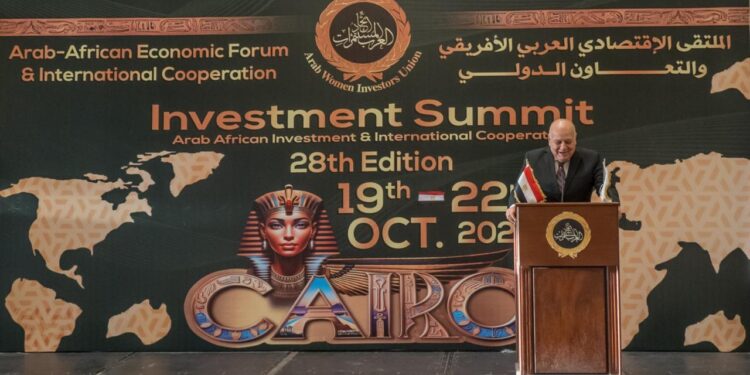 خلال الملتقى الاقتصادي العربي الإفريقي : حرص اتحاد الجامعات عربية على الاشتراك فى قمة الاستثمار العربي الإفريقي والتعاون الدولى ..19 أكتوبر ___ كتب. قدم الدكتور عمرو عزت سلامة الأمين العام لاتحاد الجامعات العربية ، التهنئة للشعب المصرى بمناسبة 30 يونيو واصفا أنها كانت ثورة شعبية متميزة عشناها وشاركنا فيها معظمنا من ضمن 33 مليون مواطن. و فى كلمته ، تحدث د. سلامة ، حول متابعة مجهودات د. هدي يسى رئيس اتحاد المستثمرات العرب منذ عام 2005 ، موضحا الحرص على المشاركة فى أنشطة كثيرة للاتحاد بقدر المستطاع ومنها مؤتمر للتنمية السياحية الذى نظمه الاتحاد مؤخرا وكان تجمع مميز فى الأردن. جاء ذلك خلال ، فعاليات الملتقى الاقتصادي ، الذى نظمه اتحاد المستثمرات العرب ولجنة رجال الأعمال، برئاسة د. هدى يسى ، فى إطار الإعداد لقمة الاستثمار العربي الإفريقي والتعاون الدولى .."تنمية مستدامة " ، المنعقدة خلال الفترة من 19 إلى 22 أكتوبر المقبل بالقاهرة عاصمة جمهورية مصر العربية دولة مقر الاتحاد . واشار د. عمرو سلامة الى وجود بروتوكول تعاون مشترك بين اتحاد الجامعات العربية و المستثمرات العرب موضحا ، أهمية الجامعات فى تحقيق التعاون المشترك نحوتنمية تعليمية مستدامة و تنمية اقتصادية مستدامة والابتكار وريادة الأعمال وقال سلامة ، أن تحقيق أهداف التنمية المستدامة البالغة 17 هدف و منهم الهدف الرابع الخاص بالتعليم ، لايمكن تحقيقها إلامن خلال الجامعات والبحث العلمى وبالتالى فان دور الجامعات دور أساسي . وأشار إلى أن اتحاد الجامعات العربية يعد أحد أقدم وأهم الاتحادات العربية و أنشأ عام 1964 بقرار الجامعة ، ويعمل فى موضوع التنمية المستدامة من خلال المجلس العربي للتنمية المستدامة و الشبكة العربية للتغير المناخ والبصمة الكربونية. وألقى الضوء حول مناقشة مؤتمر برشلونة مؤخرا ، أحد الموضوعات المهمة جدا، وهى الجامعات الخضراء ودورها فى ان يكون المجتمع تنمية مستدامة . وفى ختام كلمته أعلن د. عمرو عزت عن أهمية قمة الاستثمار التى ينظمها اتحاد المستثمرات العرب ومناقشة التنمية المستدامة مؤكدا حرص اتحاد الجامعات عربية على الاشتراك فيها بصورة فاعلة . ويذكر أن الملتقى شهد مشاركة عدد كبير من قيادات التنمية المستدامة على المستوى الإقليمي والدولي وشركاء النجاح : لواء ا. ح دكتور محمد الزرقاء صاحب الخبرة العسكرية والريادة العلمية والمسؤلية البيئية الدولية ، د. إسلام حمزة أبو المجد رئيس الهيئة القومية للإستشعار من البعد وعلوم الفضاء ، د. وسيم السيسي الباحث فى علم المصريات المفكر والطبيب الجراح ، د. عمرو عزت سلامة الأمين العام لاتحاد الجامعات العربية ، د. محمود شكل نائب رئيس جامعة بنها الأهلية للتوظيف والابتكار وريادة الأعمال ، د. وائل الشريف رئيس مؤسسة شباب قادرون ، المهندس رامي غالي رئيس لجنة رجال الأعمال باتحاد المستثمرات العرب و نائب رئيس مؤسسة شباب قادرون ، ا. مصطفى عثمان المنسق العام لتحالف شركاء جامعة الدول العربية للإستدامة ، المهندس روحي العربي رئيس مجلس امناء مؤسسة الجمهورية الجديدة . كما شهد الملتقى توقيع بروتوكولى تعاون مشترك بين الاتحاد وكل من الهيئة القومية للإستشعار من البعد وعلوم الفضاء ، و مؤسسة شباب قادرون للتنمية المستدامة. وبحضور لواء ا. ح. نبيل سلامة ، د. نعمة عابد منظمة الصحة العالمية ، النائب الدكتور طلعت عبد القوى رئيس الاتحاد العام للجمعيات والمؤسسات الأهلية . و ممثلى شركاء النجاح ، الوزارات، القوات المسلحة ، وزارة الداخلية ، وزارة المالية، السفارات العربية والافريقية والدولية، جامعة الدول العربية ، منظمة الصحة العالمية ، رجال الدين ، الهيئة القومية للإستشعار من البعد وعلوم الفضاء .الهيئة العامة للتنمية الصناعية، جهاز المشروعات المتوسطة والصغيرة ومتناهية الصغر ، رئيس الاتحاد العام للجمعيات والمؤسسات الأهلية ، نواب مجلس الشعب والشورى، الجامعات المشاركة، تحالف شركاء جامعة الدول العربية للاستدامة، مؤسسة شباب قادرون .مؤسسة الجمهورية الجديدة للتنمية، ، جمعية الصناع المصريون ، سيدات الأعمال للتنمية ، مستثمرى سوهاج ، و بدر ، وعضوات وأعضاء اتحاد المستثمرات العرب وممثلى الصحف والإعلام المصرى والعربي