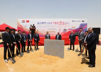باستثمارات 70 مليون دولار.. وضع حجر أساس مشروع "ديلي إيجيبت" للمنتجات الزجاجية بالسخنة