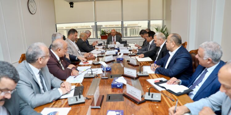 كامل الوزير يبحث مع "ألستوم" الفرنسية مستجدات الخط السادس للمترو ومجمع الصناعات المتقدمة ببرج العربر