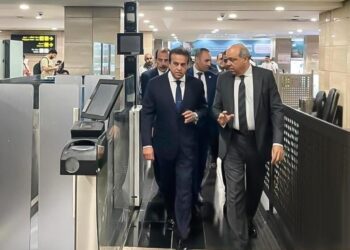 نائب رئيس الوزراء ووزير الطيران المدني يتفقدان جاهزية العيادات الصحية وأجهزة إزالة الرجفان القلبي بمطار القاهرة الدولي
