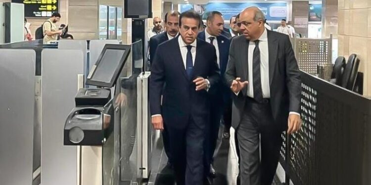 نائب رئيس الوزراء ووزير الطيران المدني يتفقدان جاهزية العيادات الصحية وأجهزة إزالة الرجفان القلبي بمطار القاهرة الدولي