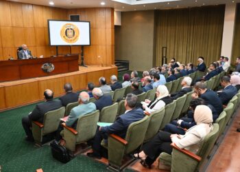 الحكومة تمنح مهلة شهر لتشغيل خطوط إنتاج الأسمنت المتوقفة لضبط السوق وتلبية الاحتياجات المحلية