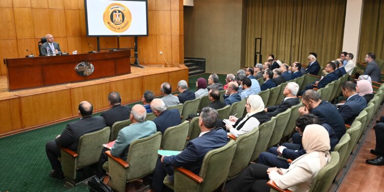 الحكومة تمنح مهلة شهر لتشغيل خطوط إنتاج الأسمنت المتوقفة لضبط السوق وتلبية الاحتياجات المحلية