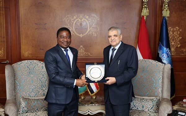 أسامة ربيع يبحث التعاون مع السفير الإيفواري في تطوير الموانئ والتدريب البحري