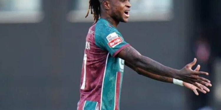 في خطوة جديدة نحو إتمام التعاقد مع المهاجم الكونغولي شيكو بانزا، أرسل نادي الزمالك تذاكر الطيران الخاصة باللاعب من أجل السفر إلى القاهرة خلال الأيام القليلة المقبلة، تمهيدًا للخضوع للفحوصات الطبية اللازمة قبل الإعلان الرسمي عن الصفقة. ويُعد بانزا أحد أبرز المهاجمين الذين كانوا على رادار إدارة الكرة في الزمالك خلال الفترة الماضية، في ظل سعي النادي لتدعيم الخط الهجومي بلاعب قوي وفعّال أمام المرمى استعدادًا للموسم الجديد. بحسب مصادر داخل النادي، فإن الاتفاق مع اللاعب تم بنسبة كبيرة، ويتبقى فقط اجتياز الكشف الطبي وتوقيع العقود بشكل رسمي. وتُعتبر صفقة بانزا واحدة من صفقات الزمالك المنتظرة هذا الصيف، وسط خطة متكاملة من الإدارة لإعادة هيكلة الفريق وبناء قوام قوي ينافس على البطولات محليًا وإفريقيًا. في انتظار وصول اللاعب خلال ساعات، تترقب جماهير الزمالك الإعلان الرسمي لإنهاء واحدة من أكثر صفقات الميركاتو إثارة حتى الآن.