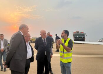 وزير الطيران المدني يتفقد إجراءات الهبوط الاضطراري لطائرة خاصة بمطار القاهرة