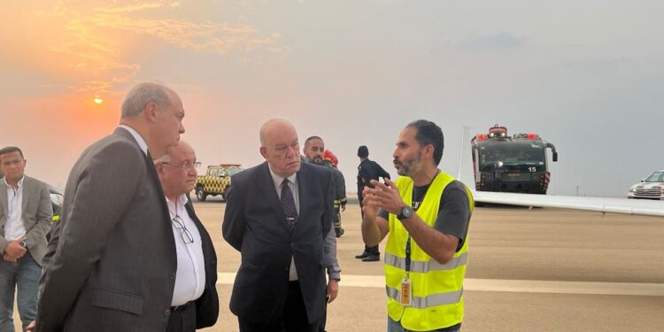 وزير الطيران المدني يتفقد إجراءات الهبوط الاضطراري لطائرة خاصة بمطار القاهرة
