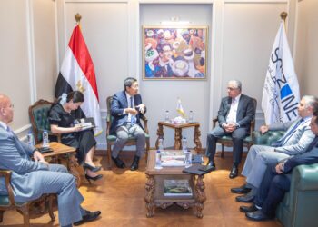 رئيس اقتصادية قناة السويس يبحث مع سفير سنغافورة التعاون في التحول الرقمي وإدارة الموانئ