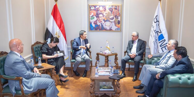 رئيس اقتصادية قناة السويس يبحث مع سفير سنغافورة التعاون في التحول الرقمي وإدارة الموانئ