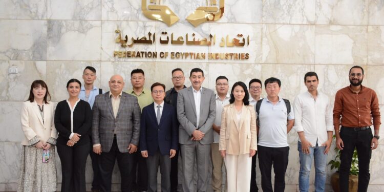 غرفتا" الملابس الجاهزة" و"الصناعات النسيجية" تستقبلان وفدا صينيا لبحث فرص الاستثمار في مصر