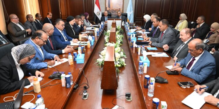 الحكومة تطرح مبادرات جديدة لدعم وتشغيل المصانع المتعثرة وتمويل خطوط الإنتاج