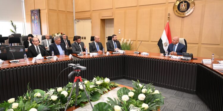 مصر تتحرك لتوطين صناعة مكونات السيارات وتحقيق التشبيك والتكامل الصناعي