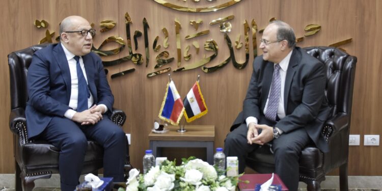 مصر والفلبين تبحثان تعزيز التعاون في صناعة الدواء وتسهيل تسجيل المستحضرات
