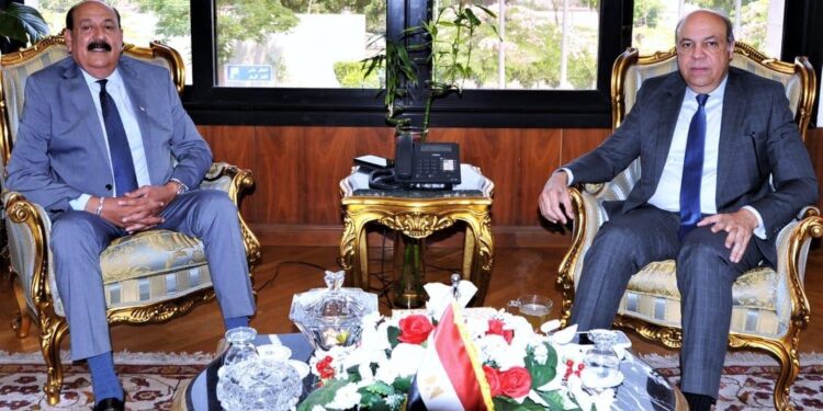 "الطيران المدني" يبحث تدشين خط مباشر إلى لوس أنجلوس لدعم الجالية المصرية بأمريكا