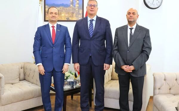 وزير البترول يلتقي قيادات "أباتشي" و"خالدة" لبحث خطط التوسع في الصحراء الغربية