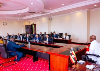 وزير الخارجية يلتقي الرئيس الأوغندي ويؤكد: نهر النيل قضية وجودية لمصر ونرفض الإجراءات الأحادية في الحوض الشرقي