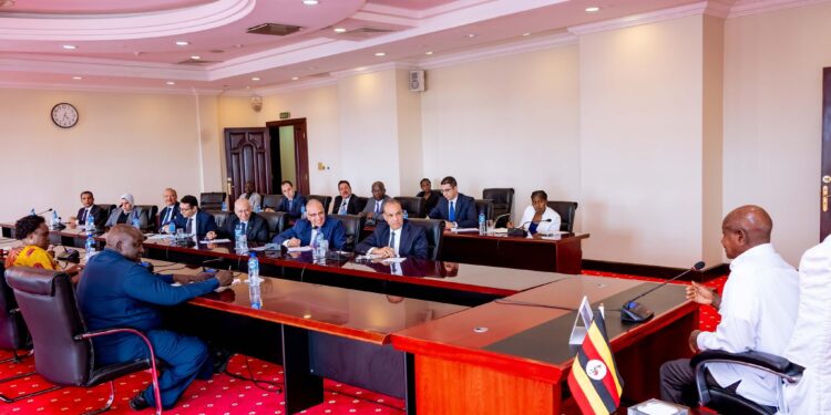 وزير الخارجية يلتقي الرئيس الأوغندي ويؤكد: نهر النيل قضية وجودية لمصر ونرفض الإجراءات الأحادية في الحوض الشرقي