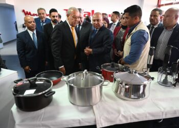 كامل الوزير يتفقد مصنع "زهران" للأجهزة المنزلية ببرج العرب ويدعو لزيادة المكون المحلي