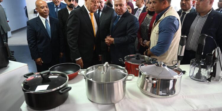 كامل الوزير يتفقد مصنع "زهران" للأجهزة المنزلية ببرج العرب ويدعو لزيادة المكون المحلي