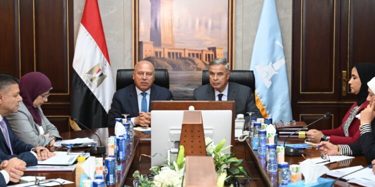 كامل الوزير يبحث مع محافظ ومستثمري الإسكندرية التحديات الصناعية وسبل الحلول