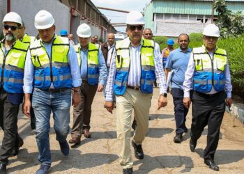 وزير قطاع الأعمال يتفقد مصانع طنطا للكتان والزيوت ويوجّه بخطة شاملة لتطوير الصناعة وتعظيم القيمة المضافة