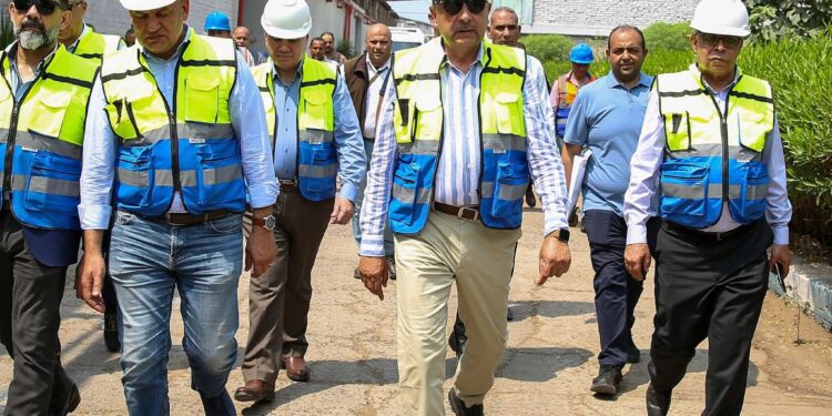 وزير قطاع الأعمال يتفقد مصانع طنطا للكتان والزيوت ويوجّه بخطة شاملة لتطوير الصناعة وتعظيم القيمة المضافة