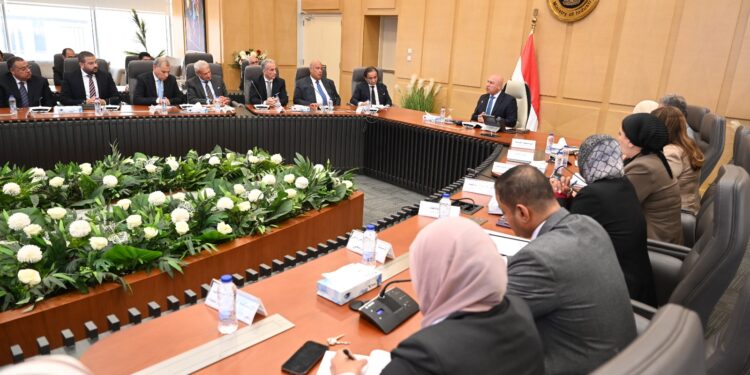 كامل الوزير يبحث مع مصنّعي الحديد وشركات السيارات خطة توطين صناعة صاج المركبات