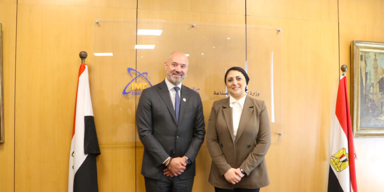تنسيق “مصري إماراتي” لخفض الكربون في القطاعات الصناعية كثيفة الاستهلاك